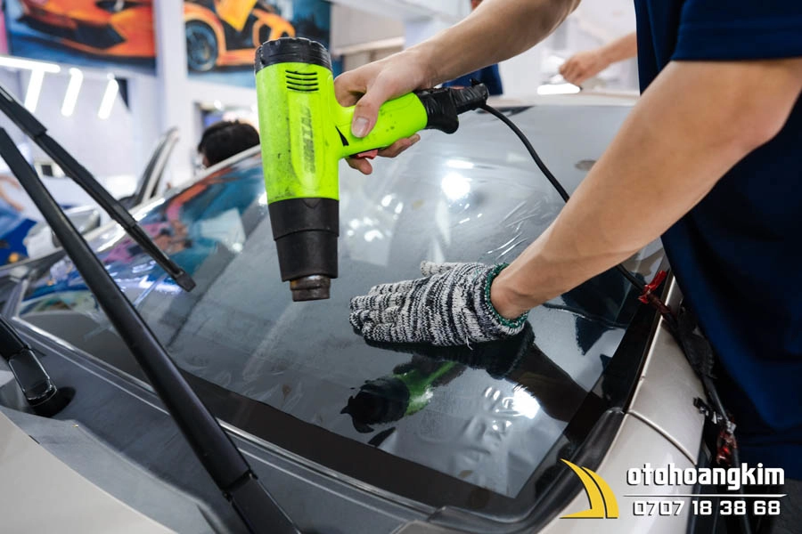 Dán phim cách nhiệt 3M kính lái CR60 - Ảnh 2