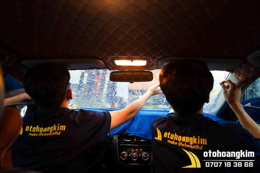 Dán phim cách nhiệt 3M kính lái CR60 - Ảnh 3