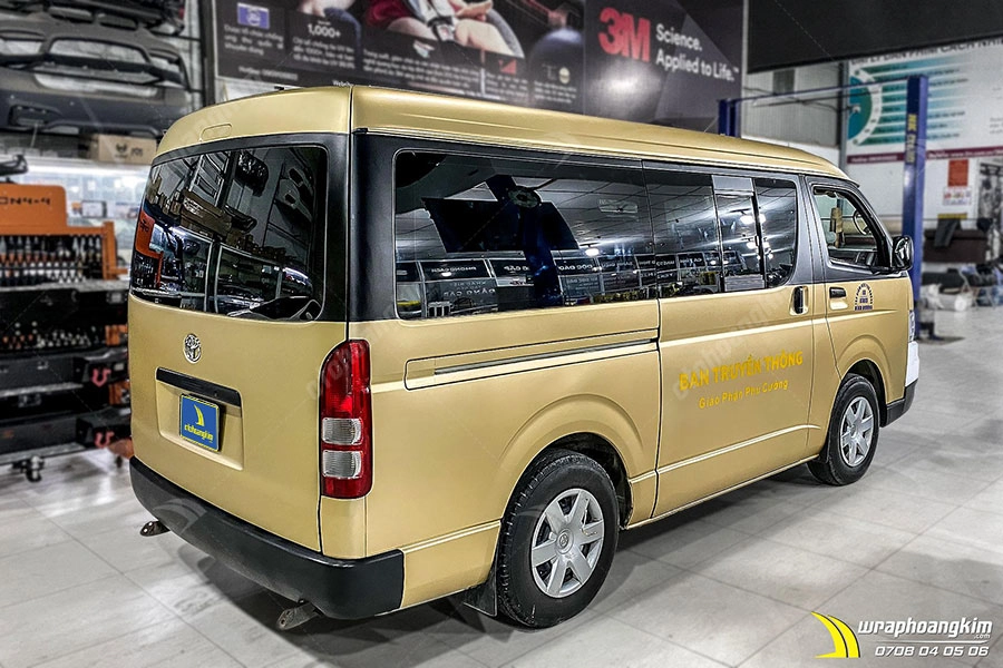 Dán đổi màu mờ bóng sâm panh vàng ánh kim Toyota Hiace - Ảnh 3
