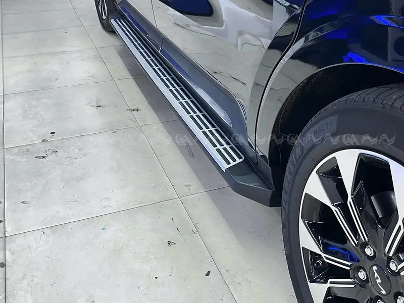 Bậc lên xuống cơ Carnival 2021+ mặt nhôm bi dài