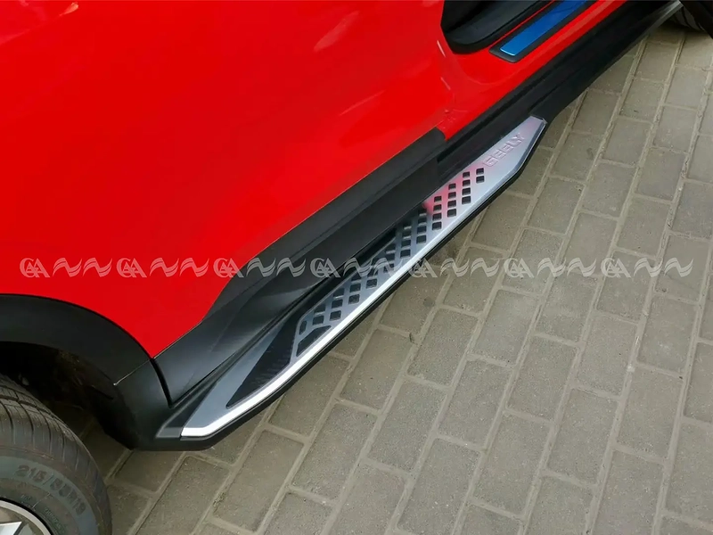 Bậc lên xuống cơ Geely Coolray mặt nhôm