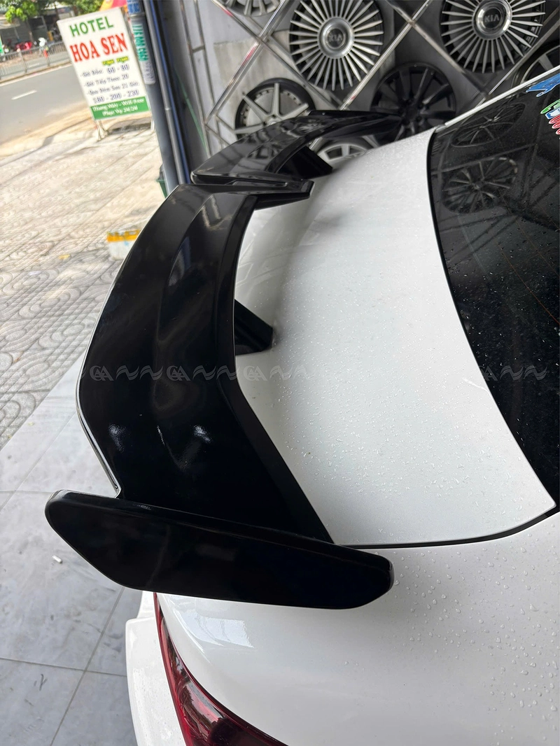 Đuôi cá thông dụng cao lõm mẫu 2 đen bóng 