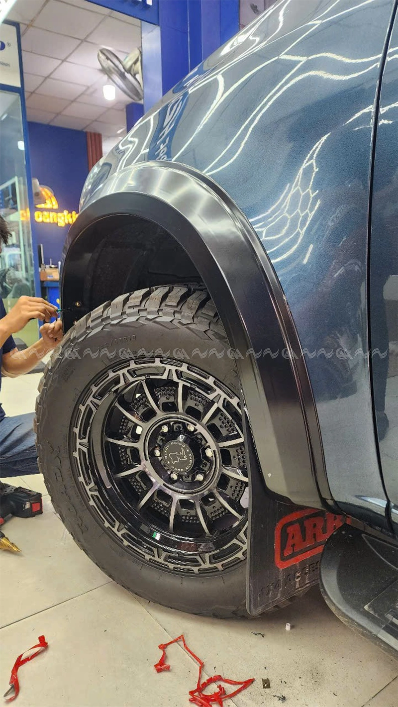 Ốp cua lốp Colorado bản lớn trơn