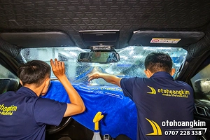 nen-dan-phim-cach-nhiet-o-to-trong-hang-hay-ben-ngoai