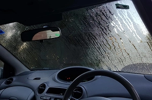 nguyen-nhan-dan-phim-cach-nhiet-o-to-bi-mo-kinh-nhoe-suong-va-ca