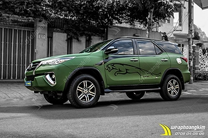 Dán đổi màu xanh quân đội mờ Toyota Fortuner