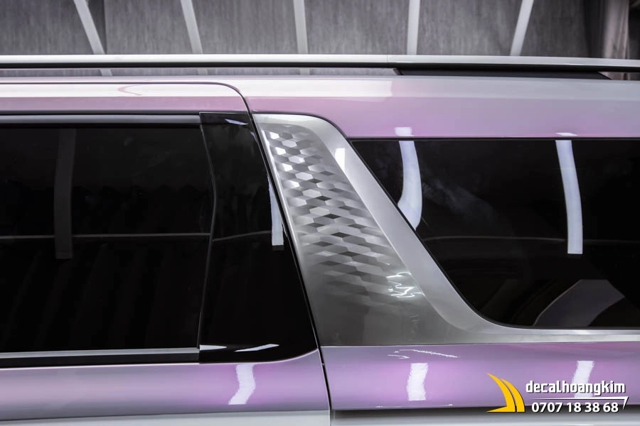 Dán đổi màu trắng ngọc trai chuyển sắc ánh tím xe Carnival (nửa thân xe) - Ảnh 2