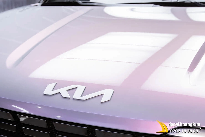 Dán đổi màu trắng ngọc trai chuyển sắc ánh tím xe Carnival (nửa thân xe)