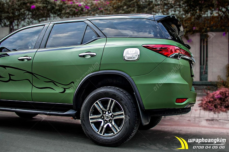 Dán đổi màu xanh quân đội mờ Toyota Fortuner - Ảnh 3