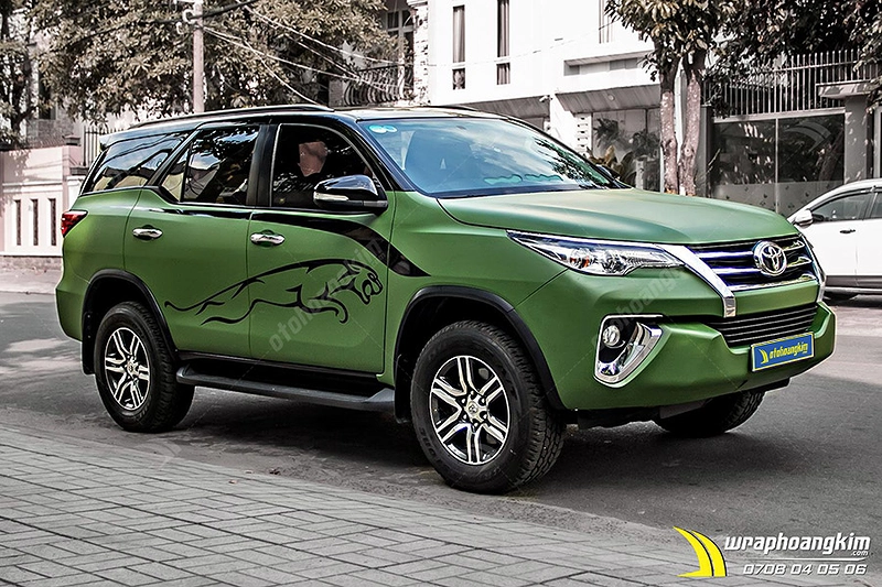 Dán đổi màu xanh quân đội mờ Toyota Fortuner