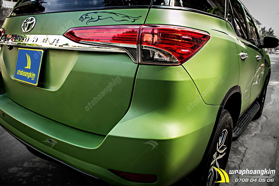 Dán đổi màu xanh quân đội mờ Toyota Fortuner - Ảnh 4