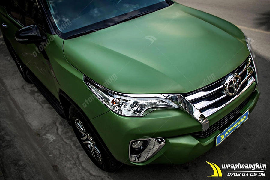 Dán đổi màu xanh quân đội mờ Toyota Fortuner - Ảnh 2