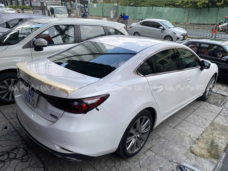 Đuôi cá Mazda 6
