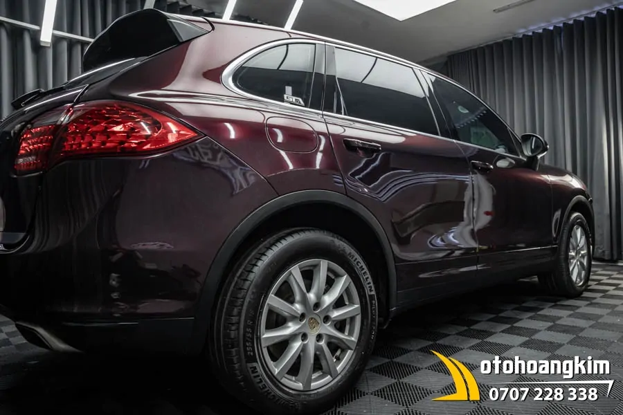 Dán đổi màu đỏ rượu vang xe Porsche - Ảnh 3