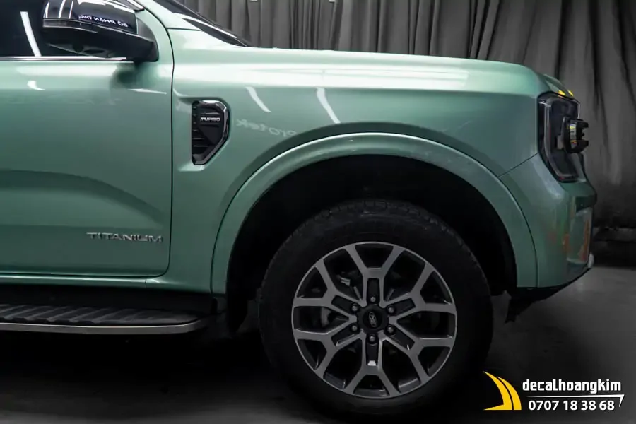 Dán đổi màu xanh ngọc (Mint Green) xe Ford Everest - Ảnh 3