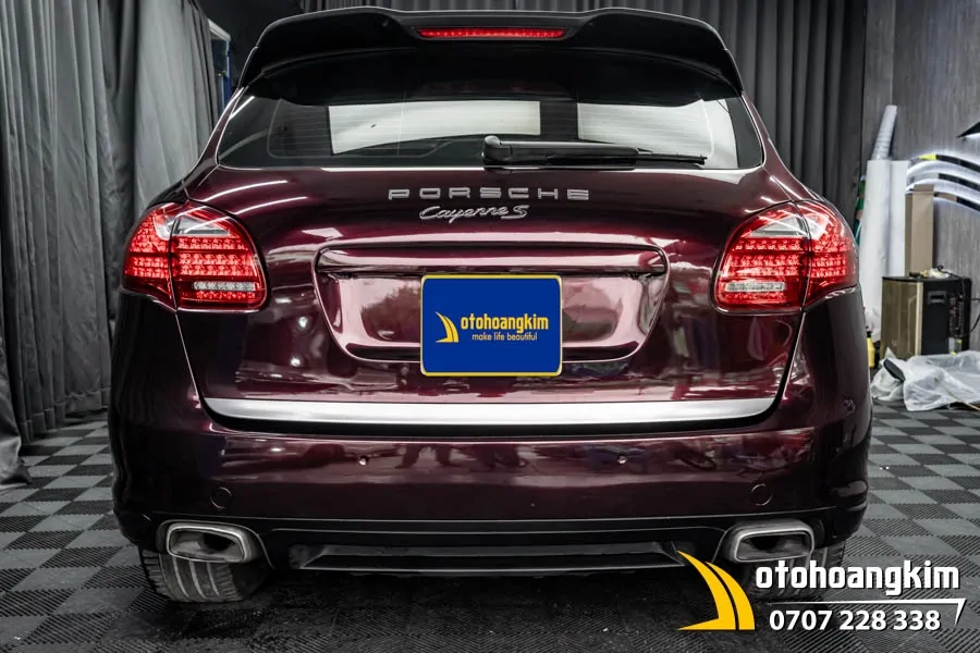 Dán đổi màu đỏ rượu vang xe Porsche - Ảnh 4