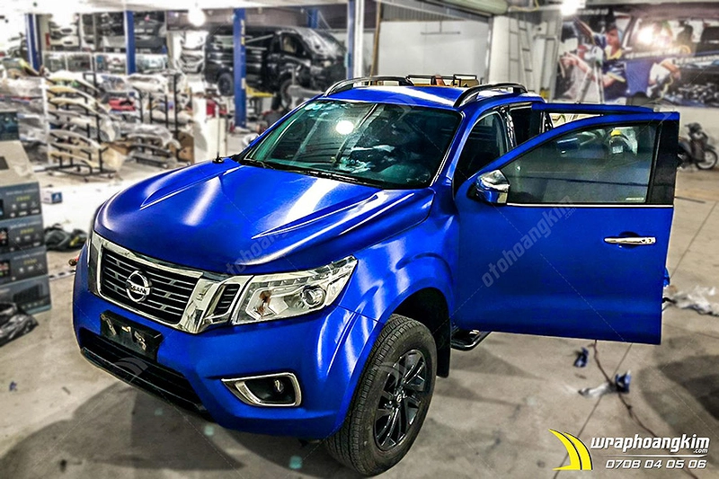 Dán đổi màu xanh nhôm xước Nissan Navara