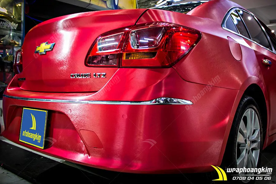 Dán đổi màu đỏ nhôm xước Chevrolet Cruze - Ảnh 2