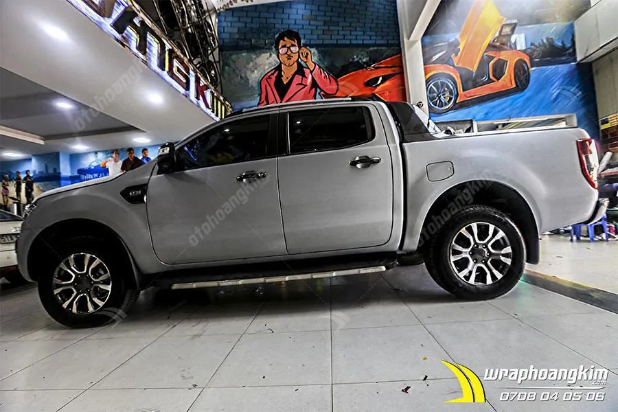 Dán đổi màu nhôm xước bạc Ford Ranger - Ảnh 2