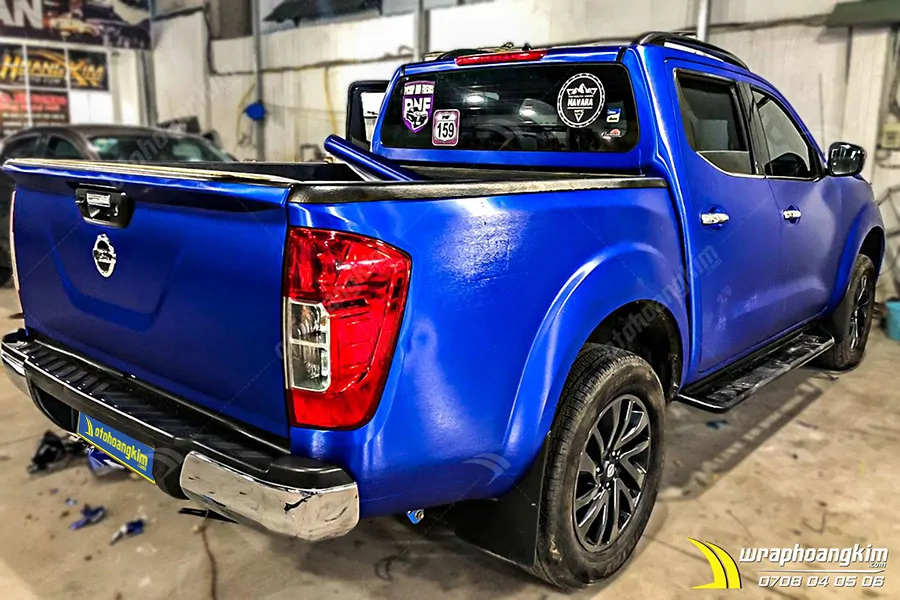 Dán đổi màu xanh nhôm xước Nissan Navara - Ảnh 2