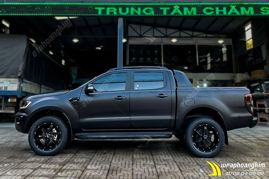 Dán đổi màu full đen mờ Ford Ranger - Ảnh 2