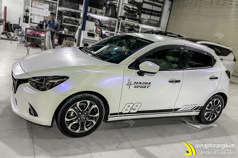 Dán đổi màu trắng mờ Mazda 2 Hatchback - Ảnh 2