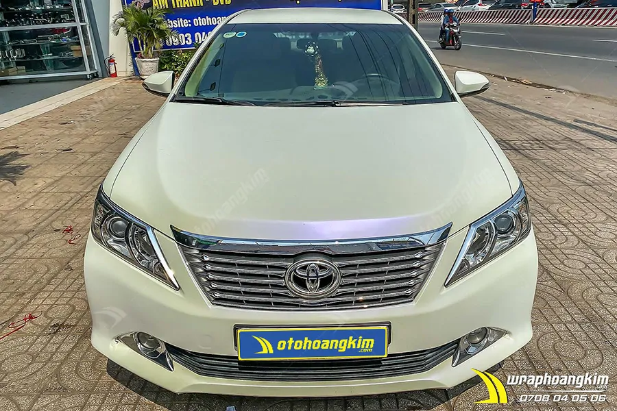 Dán đổi màu trắng mờ Toyota Camry - Ảnh 2
