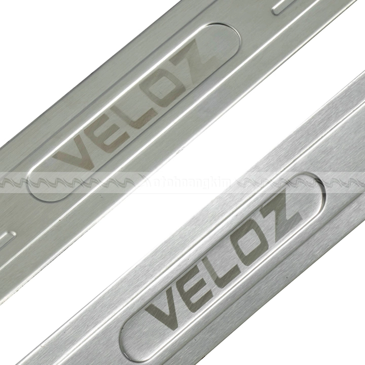 Nẹp Bước Chân Ngoài Toyota Veloz Inox