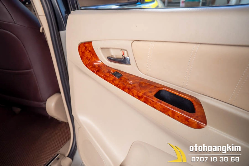 Sơn Gỗ Ốp Nội Thất Toyota Innova 2008