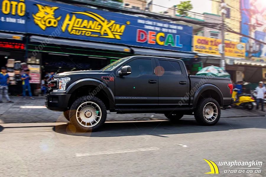 Dán đổi màu đen mờ Ford F150 Harley Davison - Ảnh 2