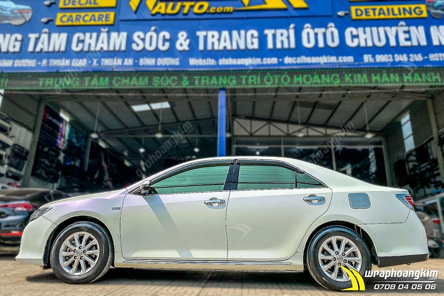 Dán đổi màu trắng mờ Toyota Camry - Ảnh 1