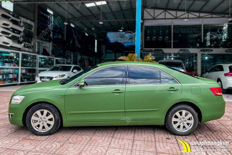 Dán đổi màu xanh quân đội Toyota Camry - Ảnh 1