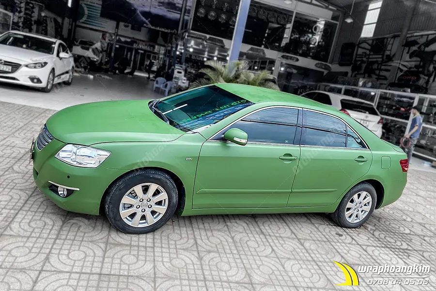 Dán đổi màu xanh quân đội Toyota Camry - Ảnh 4