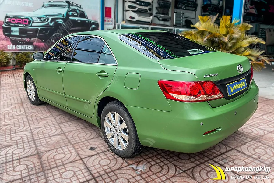 Dán đổi màu xanh quân đội Toyota Camry - Ảnh 3