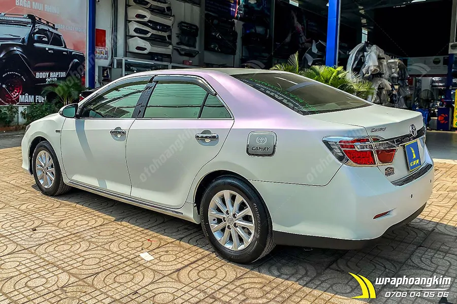 Dán đổi màu trắng mờ Toyota Camry - Ảnh 4