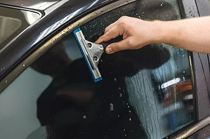 cach-ve-sinh-xe-o-to-dan-phim-cach-nhiet-nhu-the-nao-dung-cach