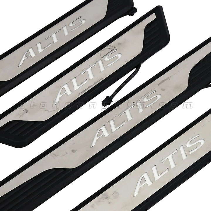 Nẹp bước chân ngoài Toyota Altis [2014-2021] có đèn nhựa đen