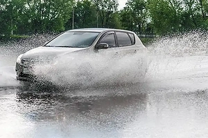 lai-xe-dien-trong-dieu-kien-duong-ngap-nuoc-mua-lieu-co-an-toa