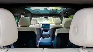 tran-kinh-toan-canh-tien-nghi-dang-cap-tren-mau-suv-dien-hang