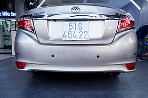 cam-bien-lui-xe-o-to-chinh-hang-gia-uu-dai-2024