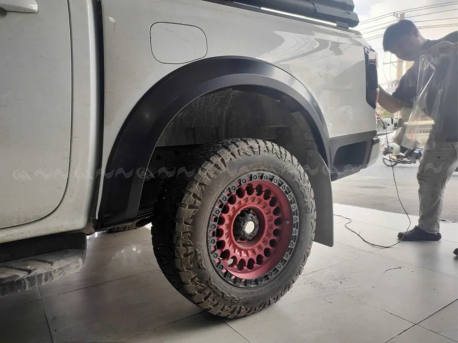 Ốp cua lốp Ranger 2022 bản lớn trơn - Ảnh 4