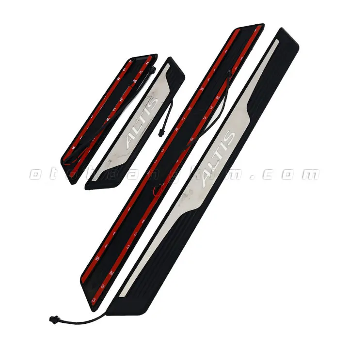 Nẹp bước chân ngoài Toyota Altis [2014-2021] có đèn nhựa đen - Ảnh 2