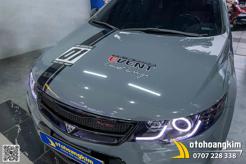 Kia Forte dán đổi màu xám xi măng