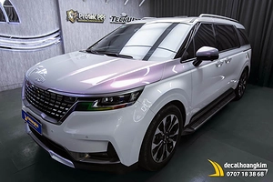 Dán đổi màu trắng ngọc trai chuyển sắc ánh tím xe Carnival (nửa thân xe)