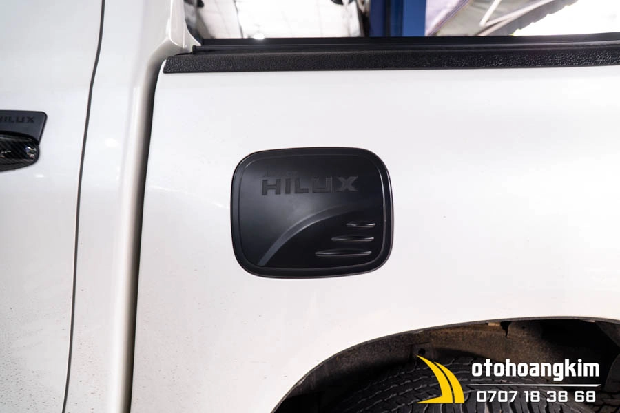 Nắp xăng Toyota Hilux đen - Ảnh 1