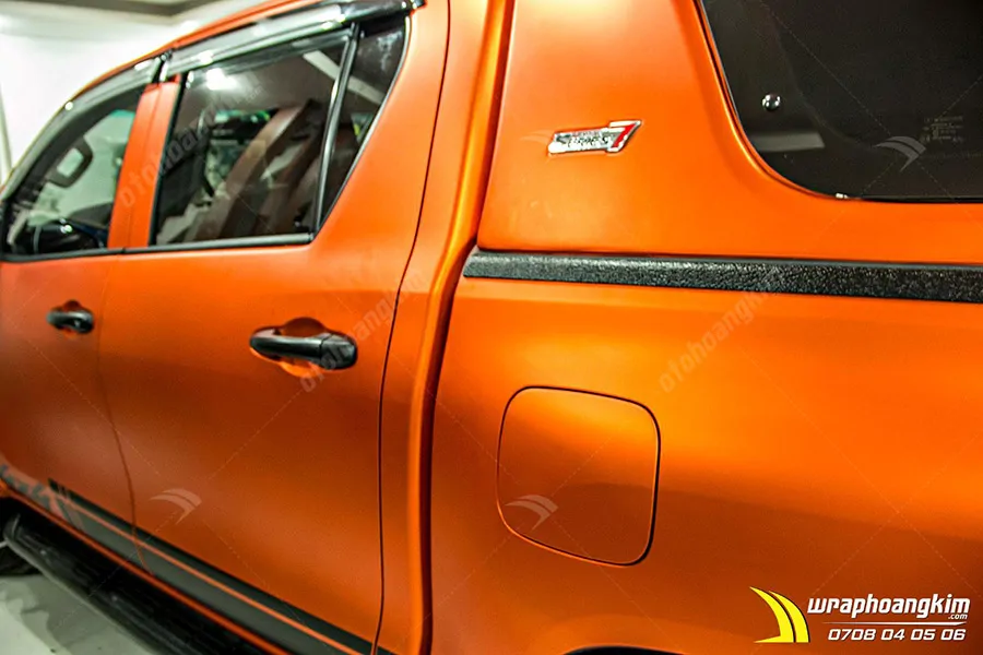 Dán đổi màu cam mờ Toyota Hilux - Ảnh 3