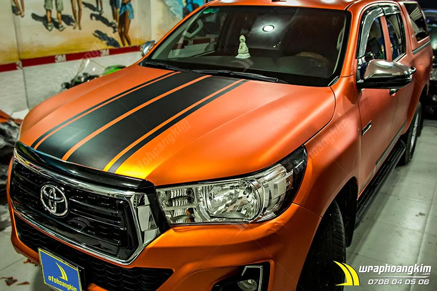 Dán đổi màu cam mờ Toyota Hilux - Ảnh 2