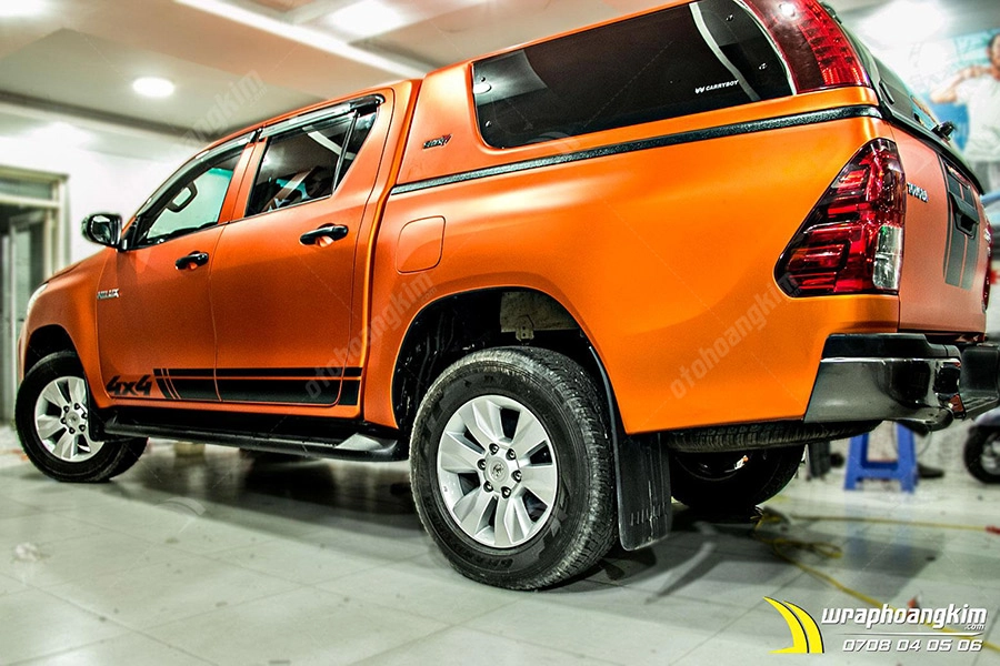 Dán đổi màu cam mờ Toyota Hilux - Ảnh 1