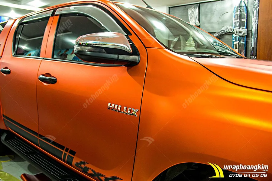 Dán đổi màu cam mờ Toyota Hilux - Ảnh 4