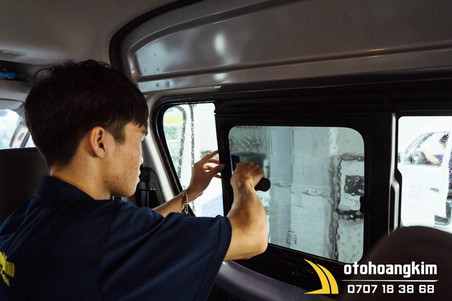Dán phim cách nhiệt 3M No5 xe Ford Transit full - Ảnh 1